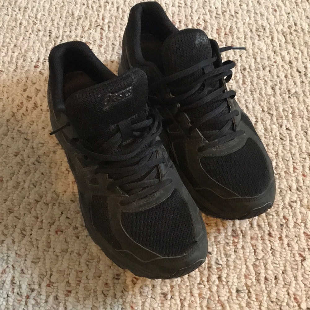 ASICS men’s black sneakers